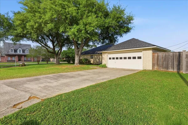 $289,900 | 7095 Glen Willow Drive, Beaumont, TX 77706