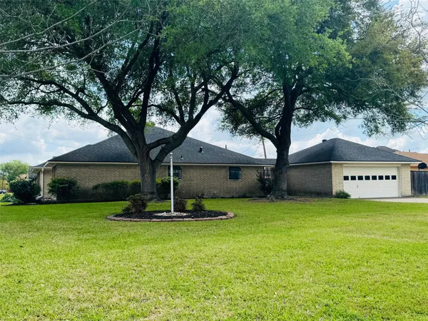 $289,900 | 7095 Glen Willow Drive, Beaumont, TX 77706