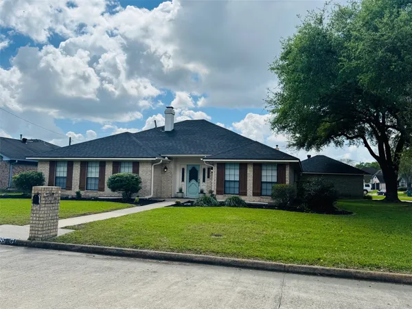$289,900 | 7095 Glen Willow Drive, Beaumont, TX 77706
