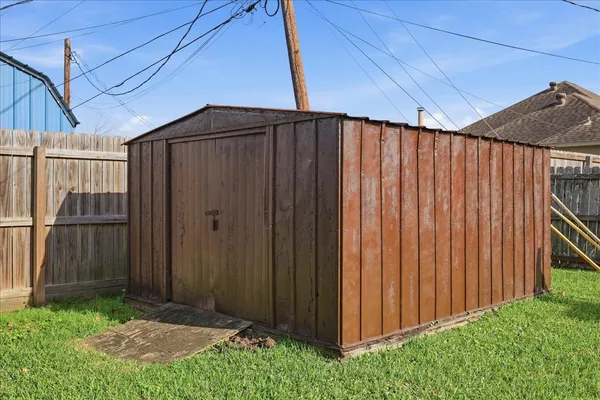 $289,900 | 7095 Glen Willow Drive, Beaumont, TX 77706