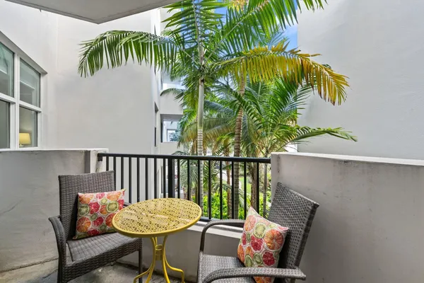 $425,000 | 2421 Northeast 65th Street, Unit 313, Fort Lauderdale, FL 33308
