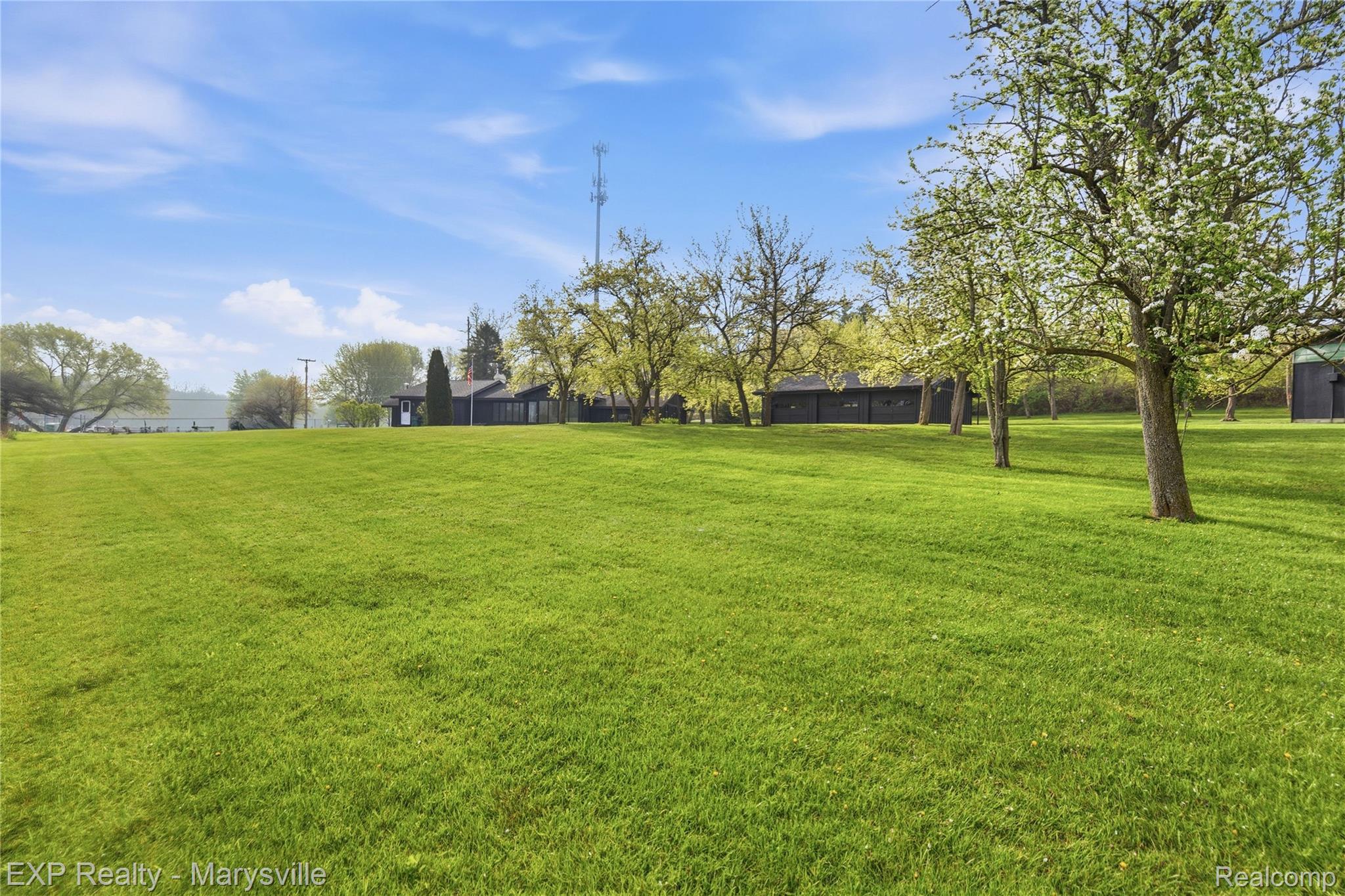 3345 Beach Road Port Huron, MI 48060 - Photo 37 of 89 View of grassy yard