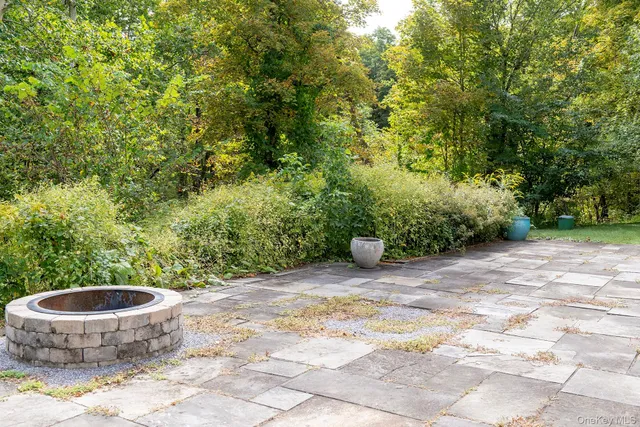 a view of an outdoor space