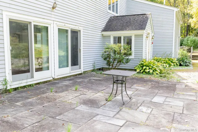 a view of a house with backyard and a garden