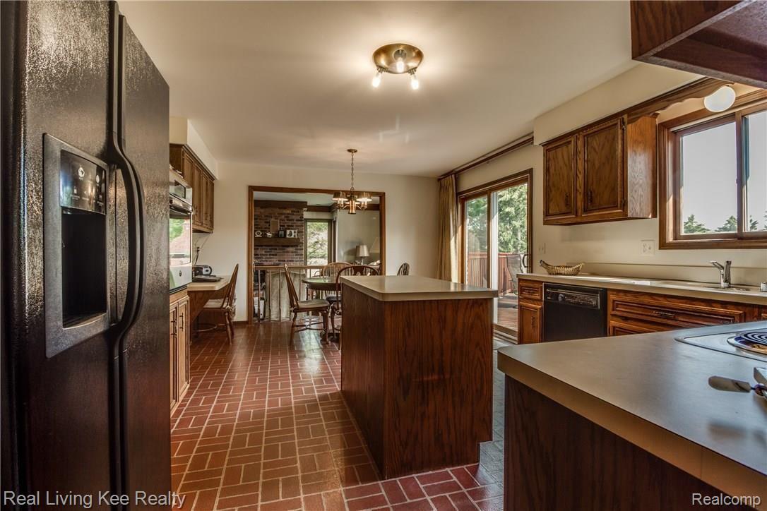 3403 Summit Ridge Drive Rochester, MI 48306 - Photo 10 of 29 front kitchen 2.jpg