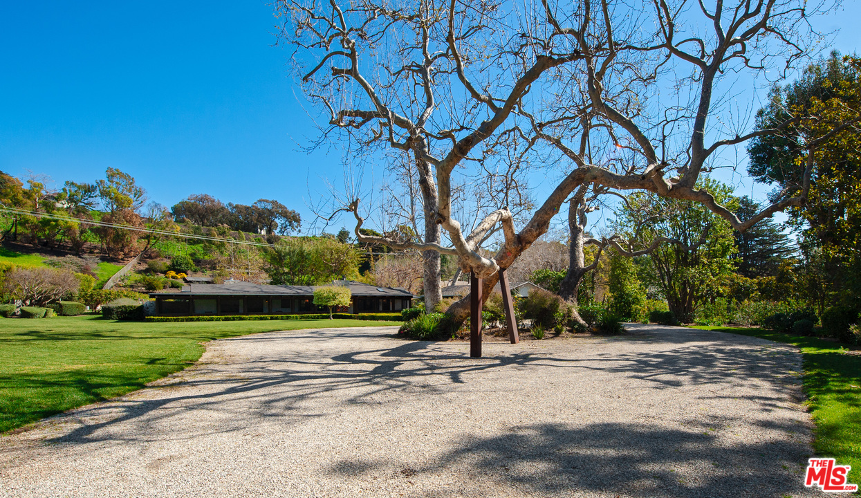 6172 Bonsall Drive Malibu, CA 90265 - Photo 2 of 40 a view of a street