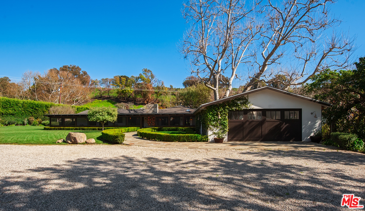 6172 Bonsall Drive Malibu, CA 90265 - Photo 4 of 40 a front view of a house with a yard