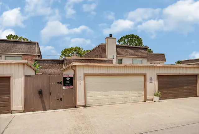 $1,950 | 2908 Camelot Lane, Missouri City, TX 77459