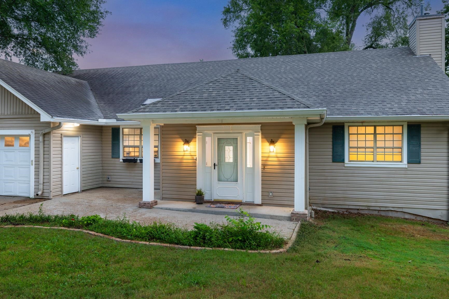 5798 North Sunset Point Memphis, TN 38135 - Photo 8 of 40 a front view of a house with garden