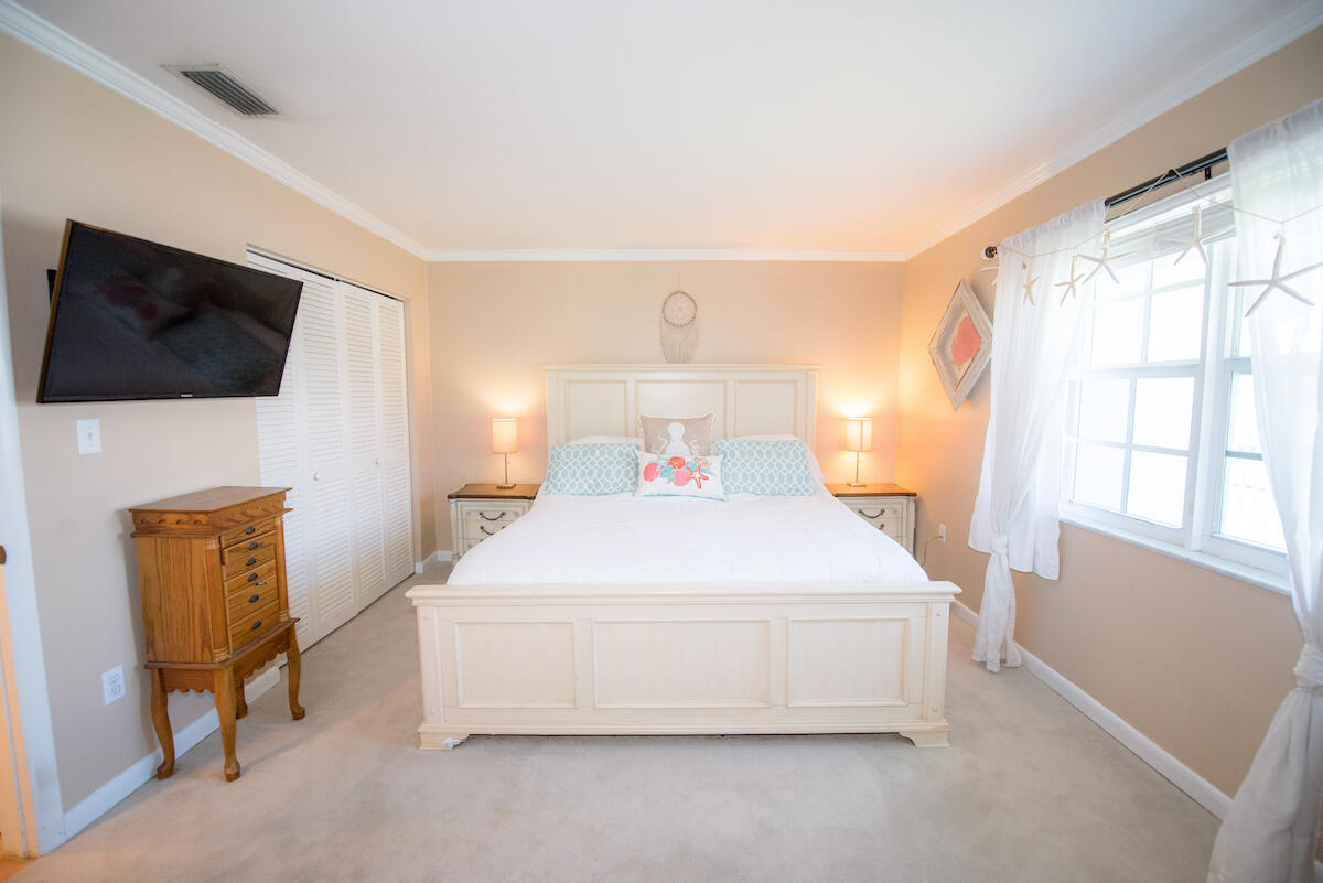 40 High Point Road, Unit B102 Tavernier, FL 33070 - Photo 21 of 27 a bedroom with a bed and a television