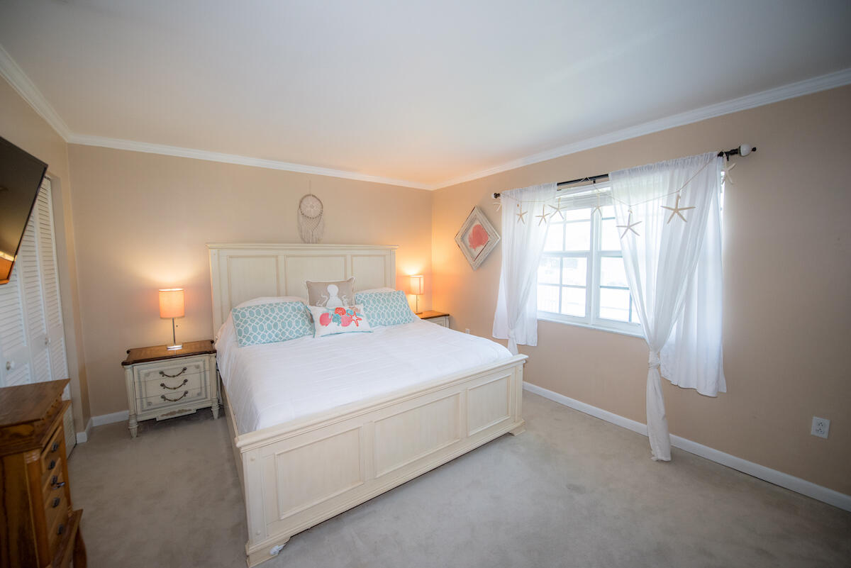 40 High Point Road, Unit B102 Tavernier, FL 33070 - Photo 22 of 27 a bedroom with a bed and a window