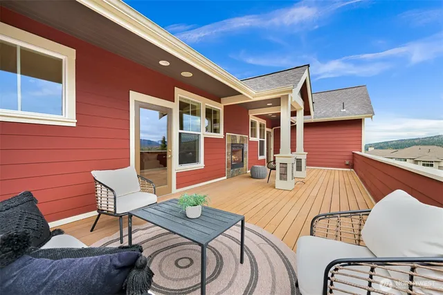 a view of a dinning table and chairs in patio