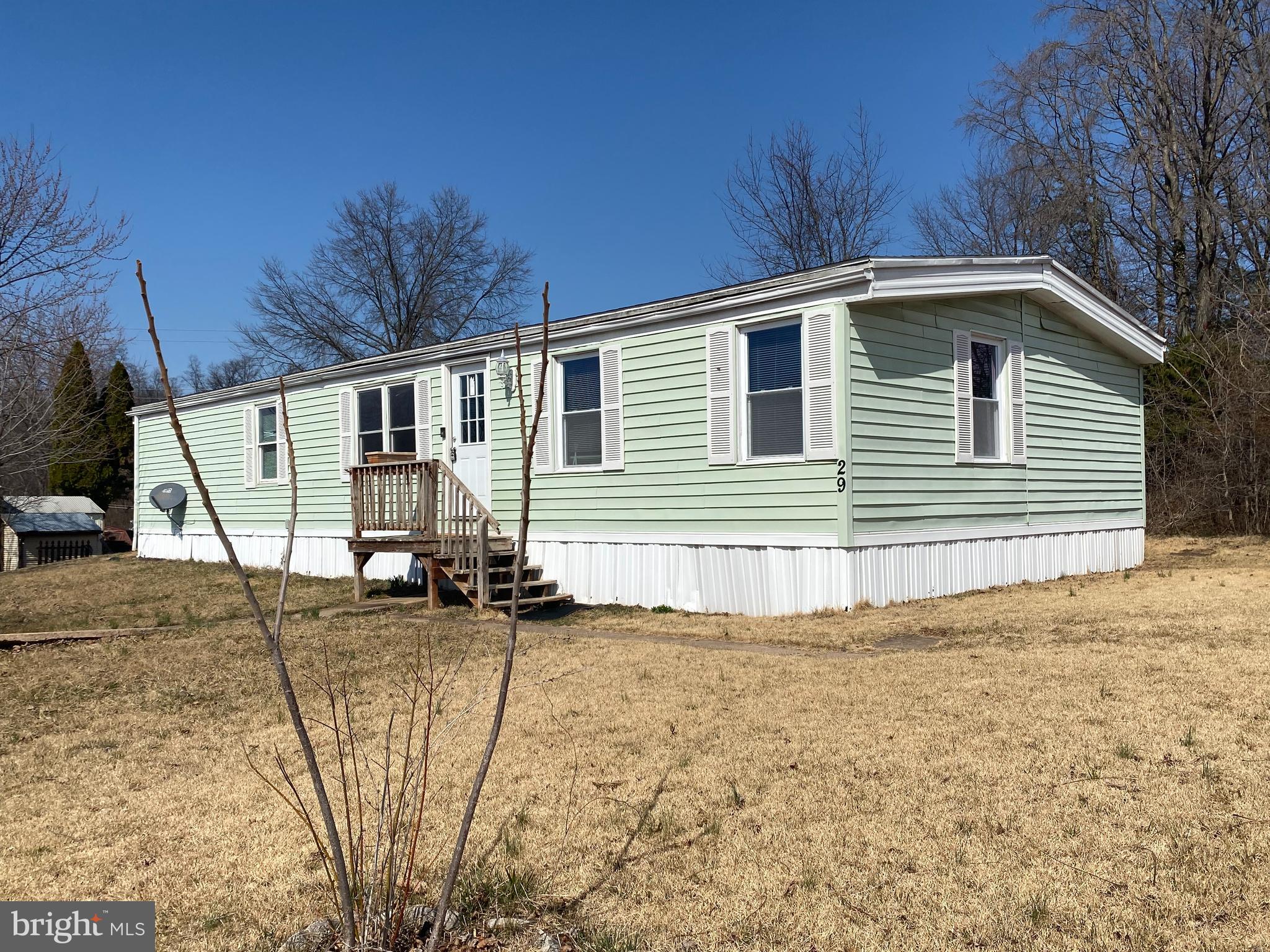 a view of a house with backyard