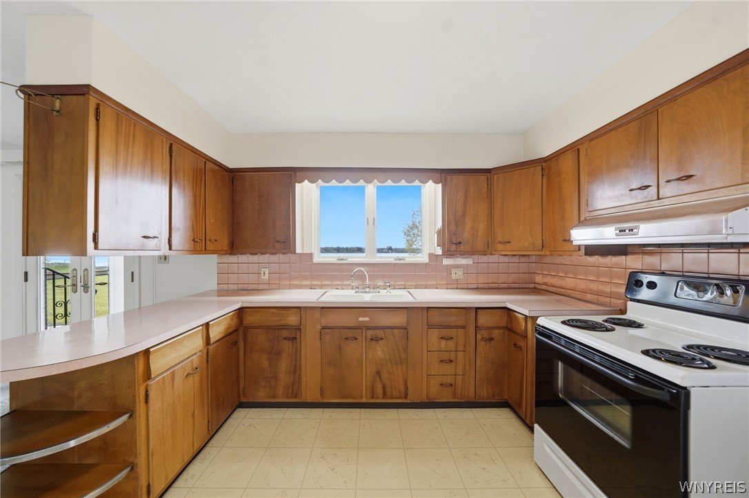 2484 River Road Wheatfield, NY 14304 - Photo 10 of 45 Ample Cabinetry