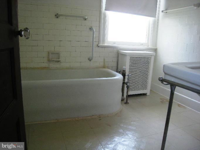 3902 Hadley Square West Baltimore, MD 21218 - Photo 7 of 30 a bathroom with a bathtub