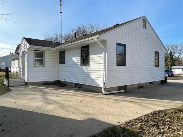 $214,900 | 618 9th Avenue Southeast, Waseca, MN 56093