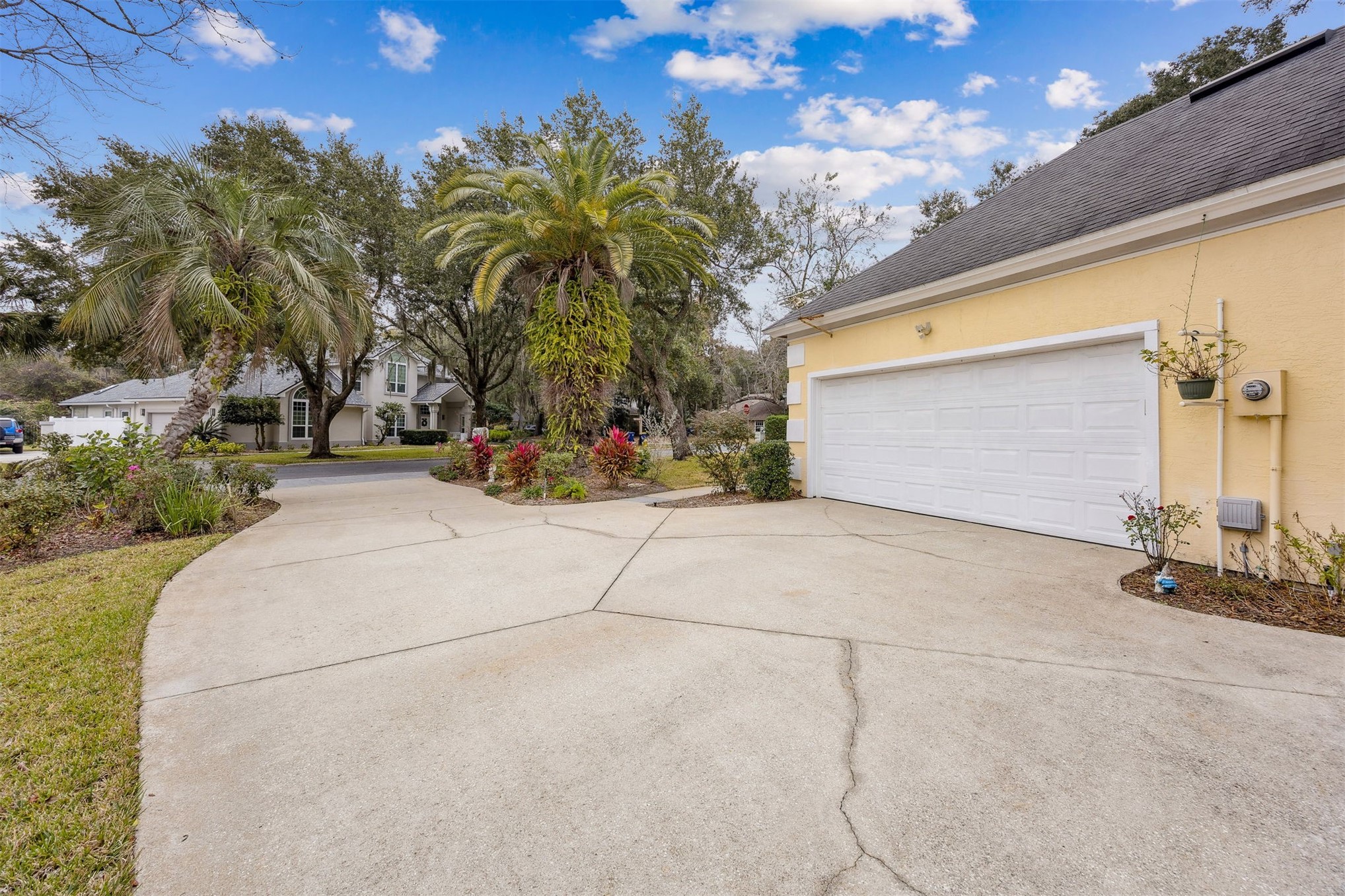 4433 Bean Street Fernandina Beach, FL 32034 - Photo 71 of 79 a backyard of a house with table and chairs