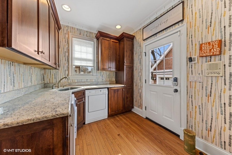 612 North County Line Road Hinsdale, IL 60521 - Photo 13 of 34 a kitchen with stainless steel appliances granite countertop a sink stove and refrigerator