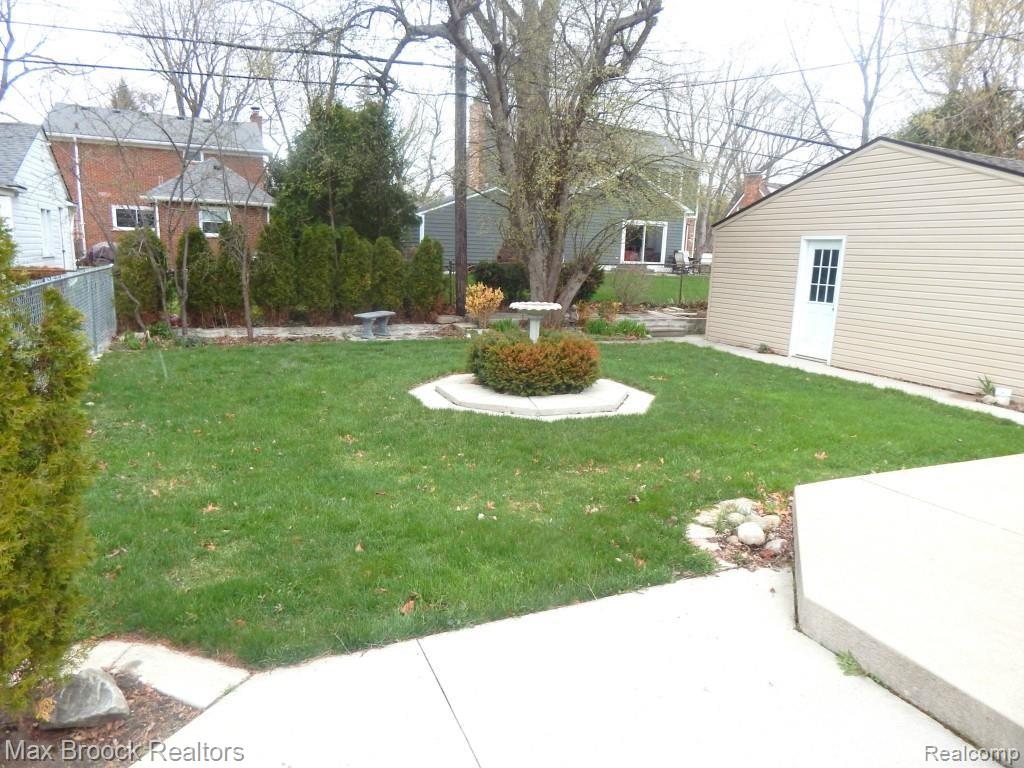 18428 Beverly Road Franklin, MI 48025 - Photo 18 of 22 Backyard.jpg