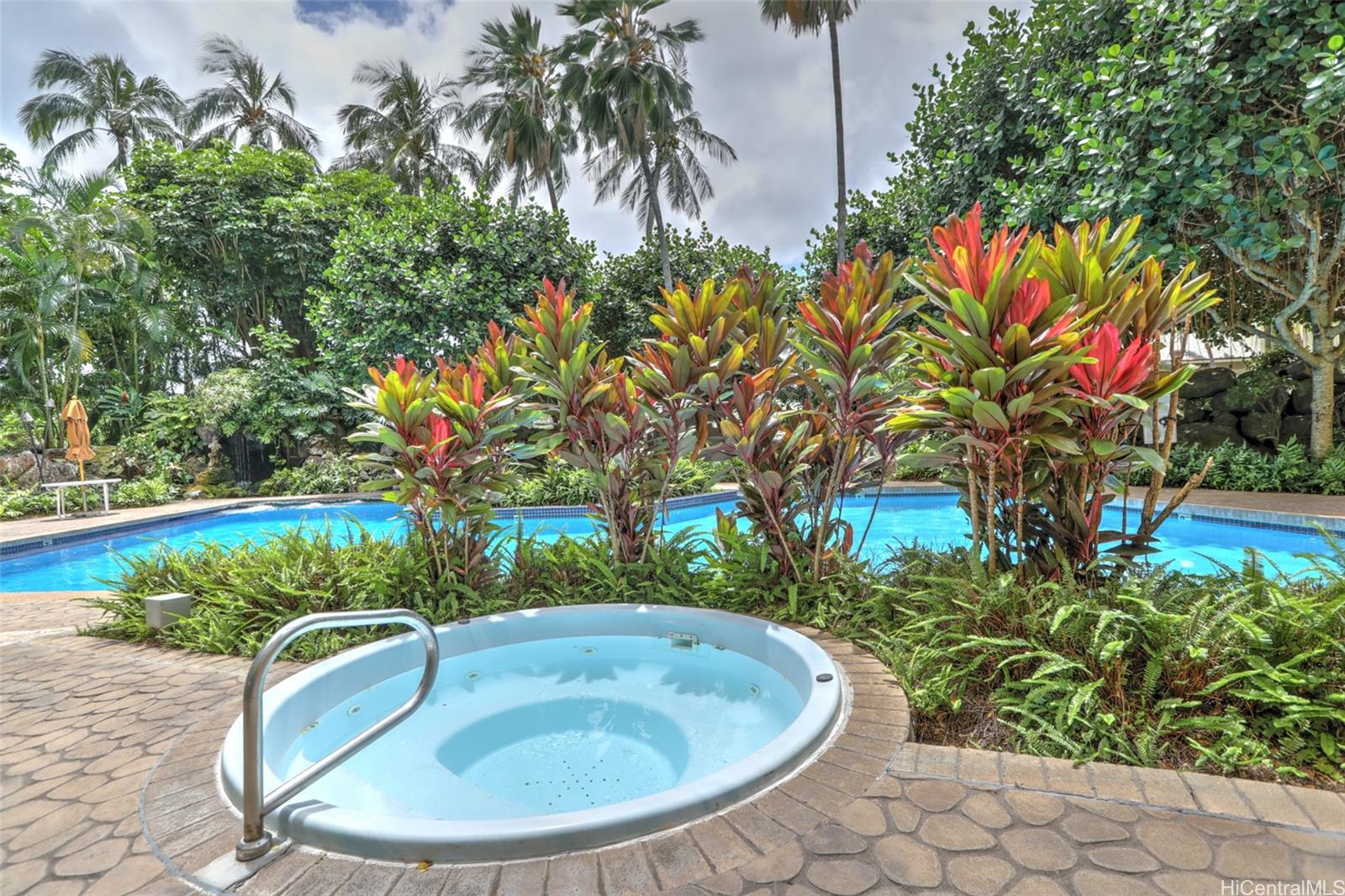555 Hahaione Street, Unit 3E Honolulu, HI 96825 - Photo 20 of 25 a backyard of a house with outdoor seating