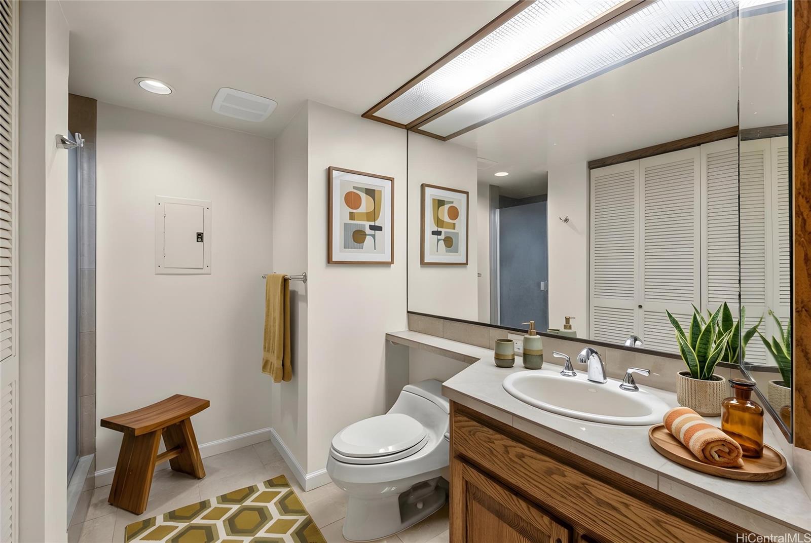 555 Hahaione Street, Unit 3E Honolulu, HI 96825 - Photo 3 of 23 Main Bathroom*virtually staged
