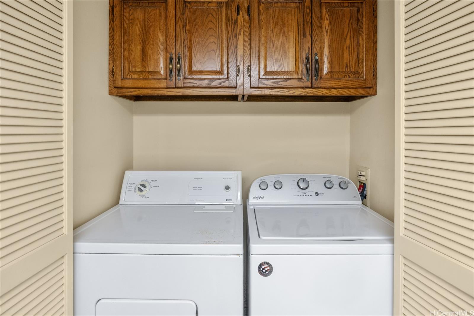 555 Hahaione Street, Unit 3E Honolulu, HI 96825 - Photo 9 of 25 a utility room with dryer and washer