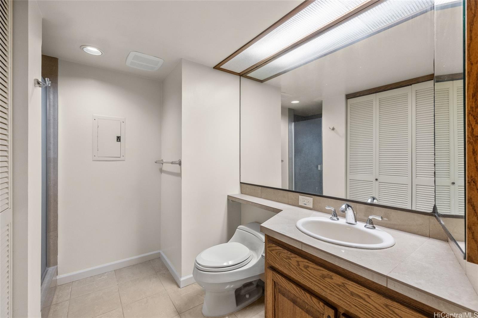 555 Hahaione Street, Unit 3E Honolulu, HI 96825 - Photo 10 of 25 a bathroom with a sink and a toilet