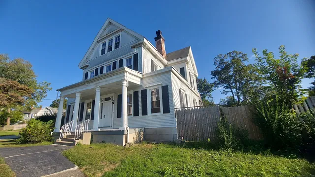 $2,300 | 15 Broad Street, Norwich, CT 06360