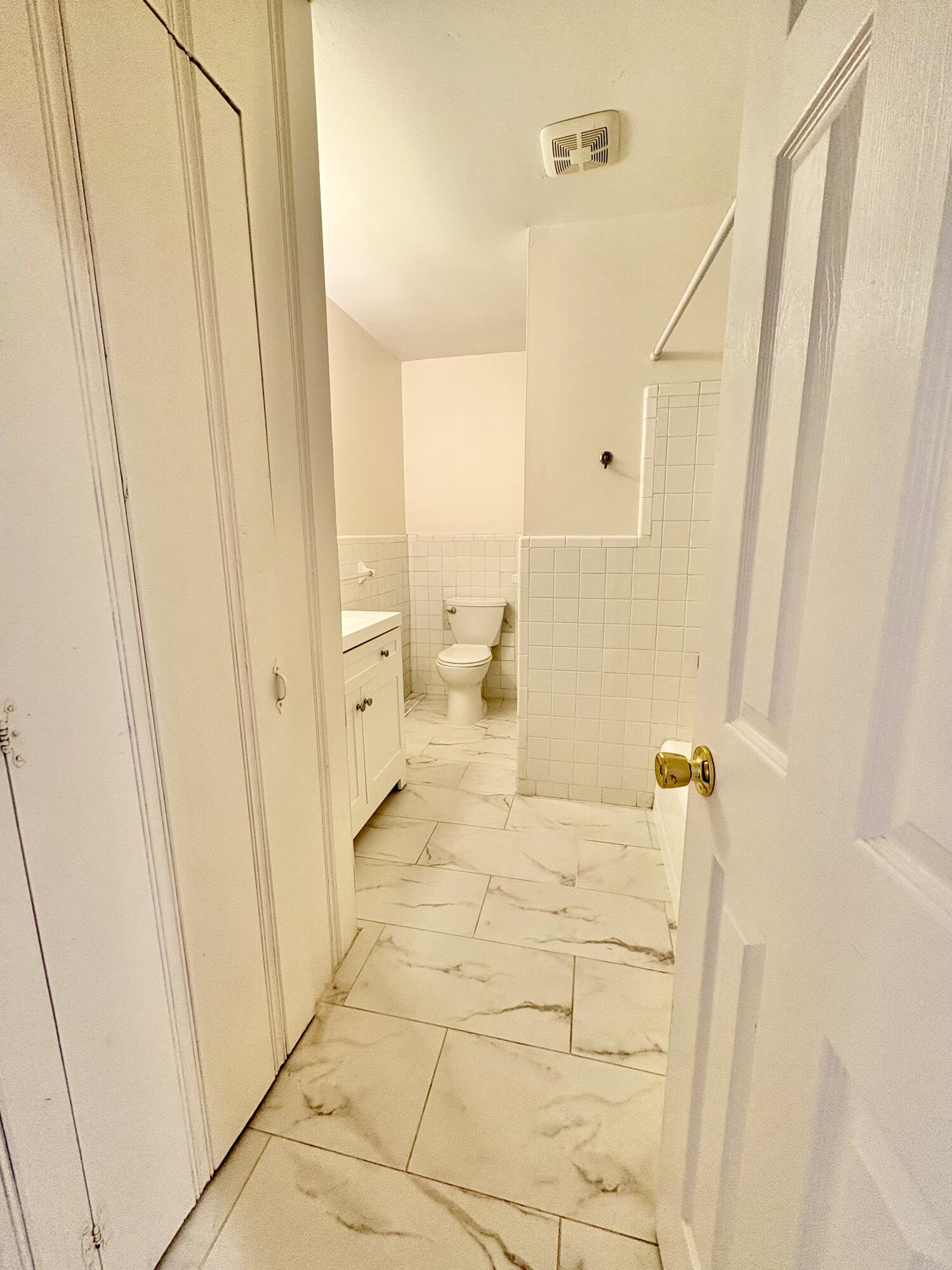 922 Ridgeway Avenue Signal Mountain, TN 37377 - Photo 17 of 23 full bath has large linen closet