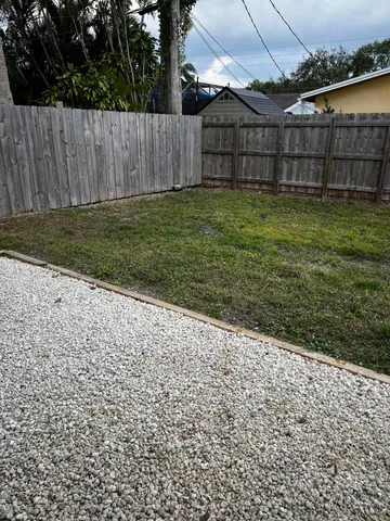 a view of a backyard