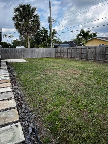 a view of a backyard