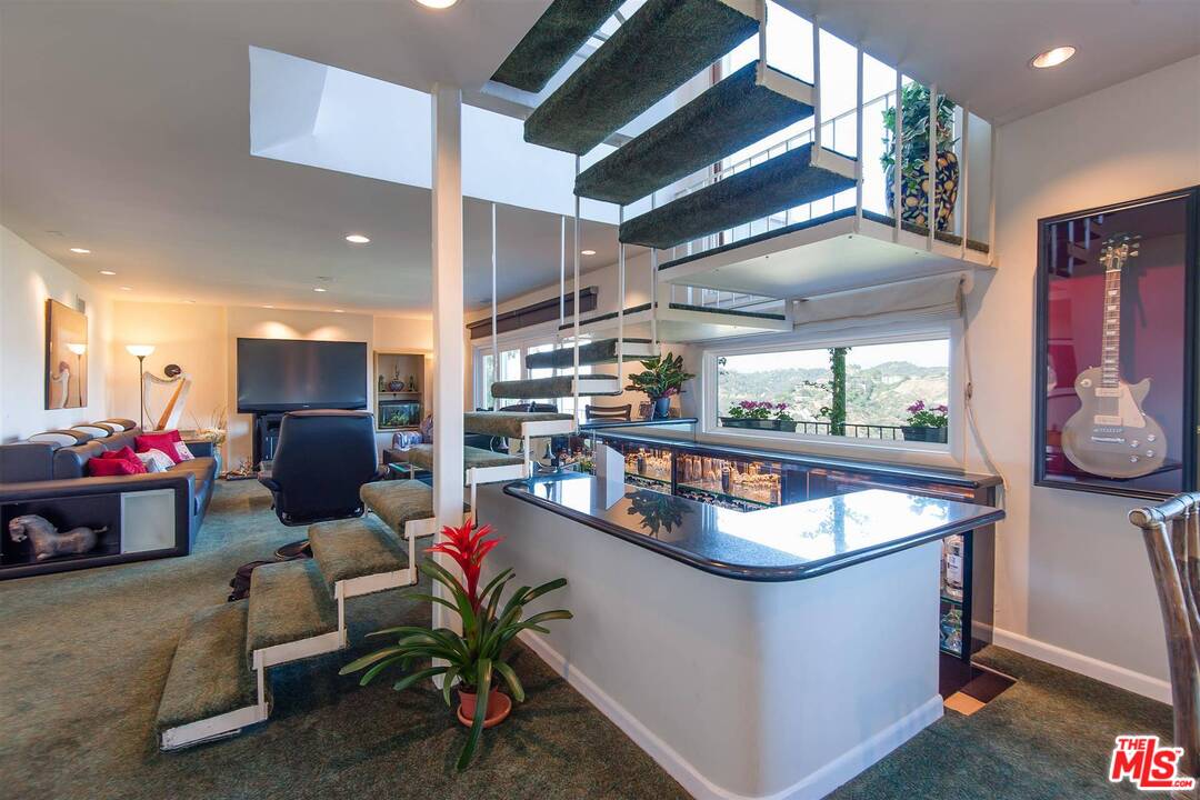 1324 Stradella Road Los Angeles, CA 90077 - Photo 2 of 17