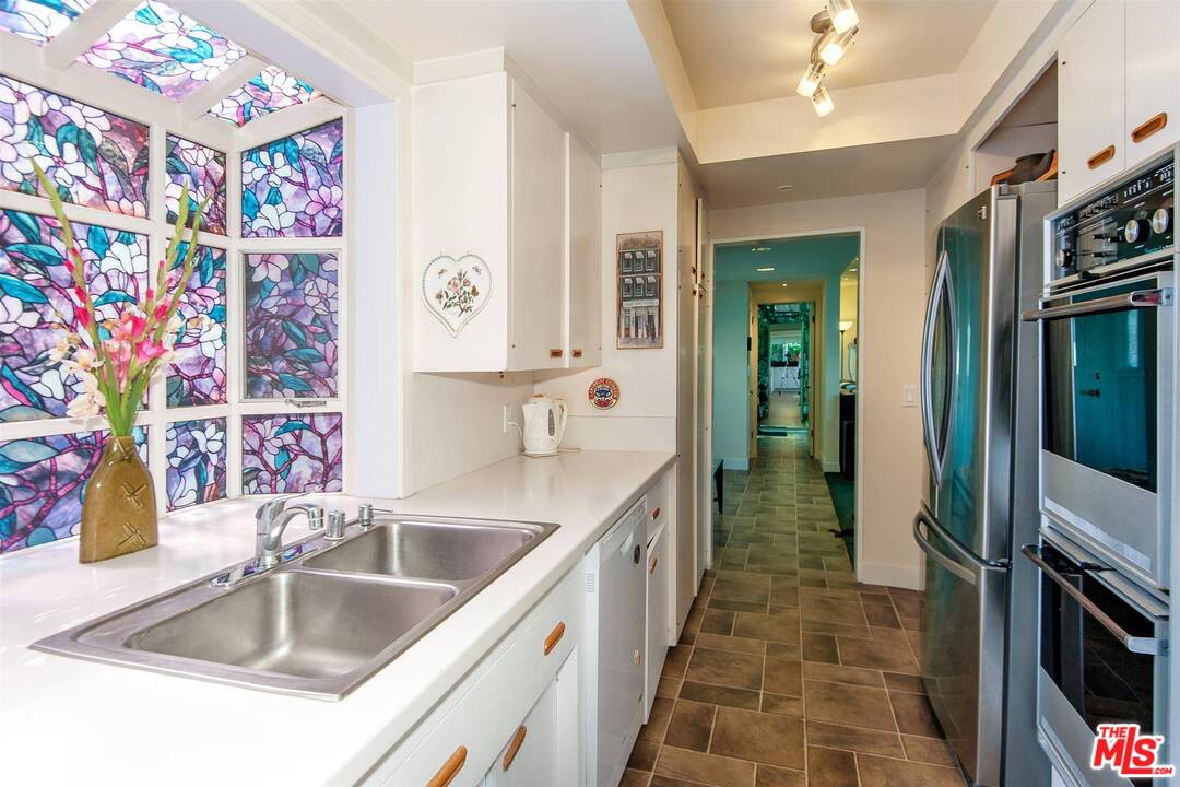 1324 Stradella Road Los Angeles, CA 90077 - Photo 11 of 17