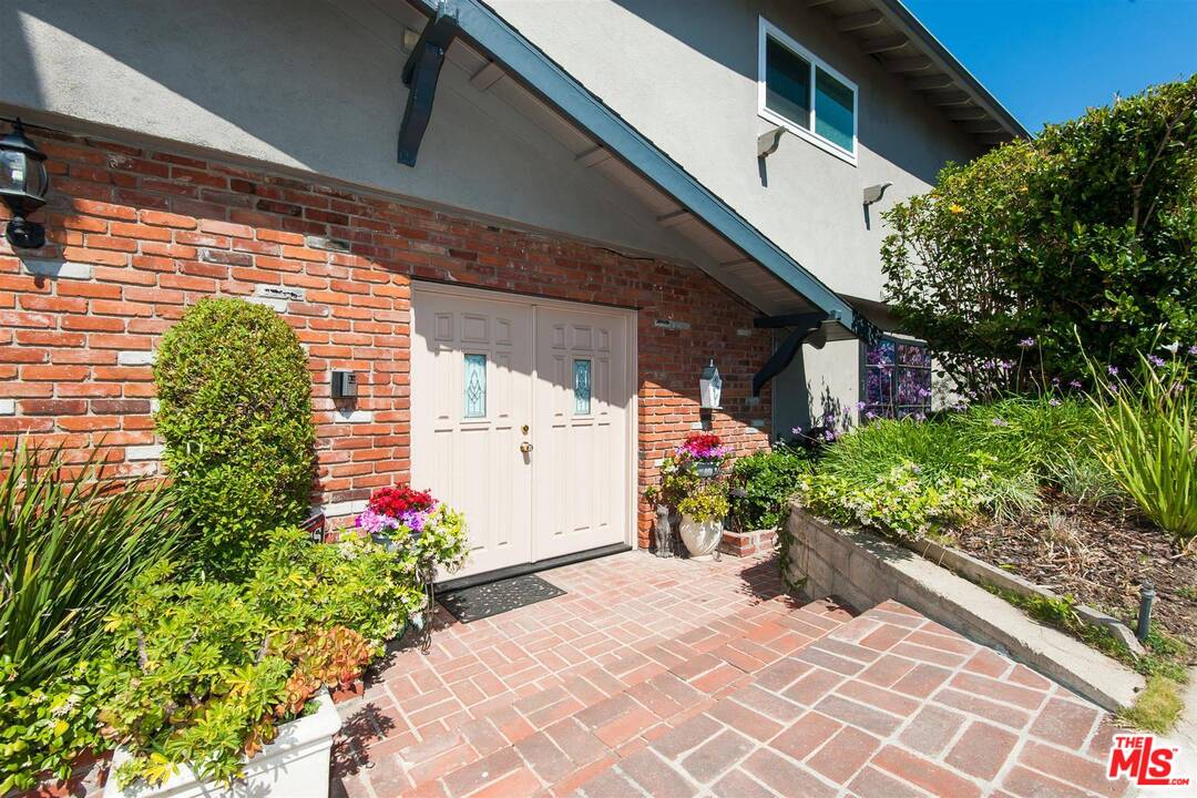 1324 Stradella Road Los Angeles, CA 90077 - Photo 13 of 17
