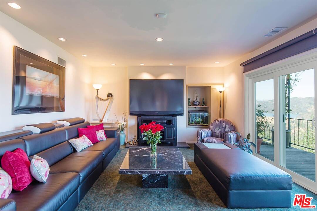 1324 Stradella Road Los Angeles, CA 90077 - Photo 14 of 17