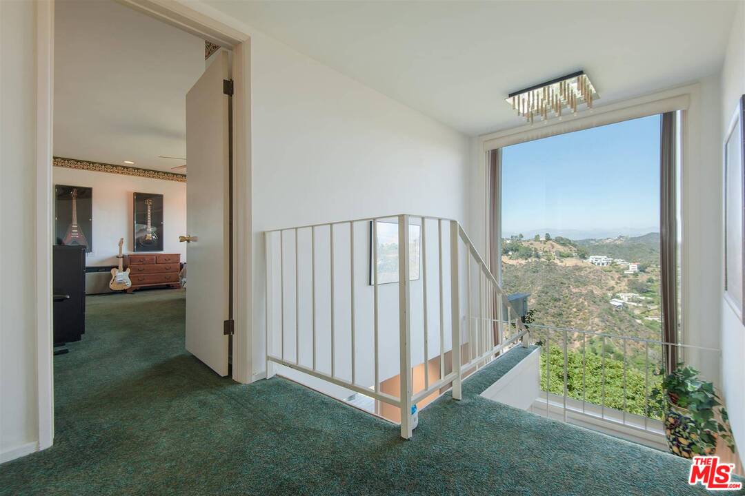1324 Stradella Road Los Angeles, CA 90077 - Photo 3 of 17
