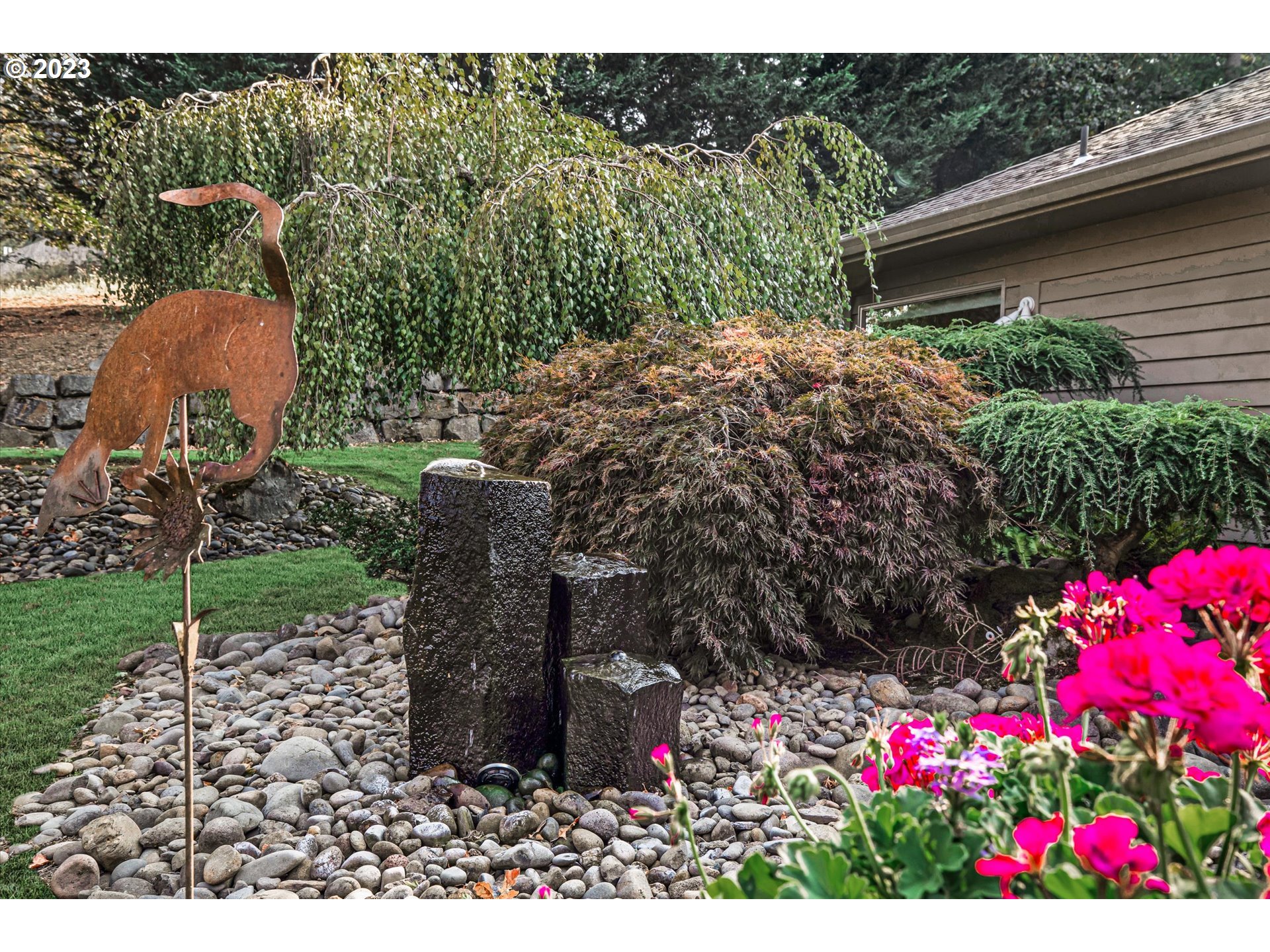 21100 South Summit Ridge Lane Oregon City, OR 97045 - Photo 16 of 32 a backyard of a house with lots of green space