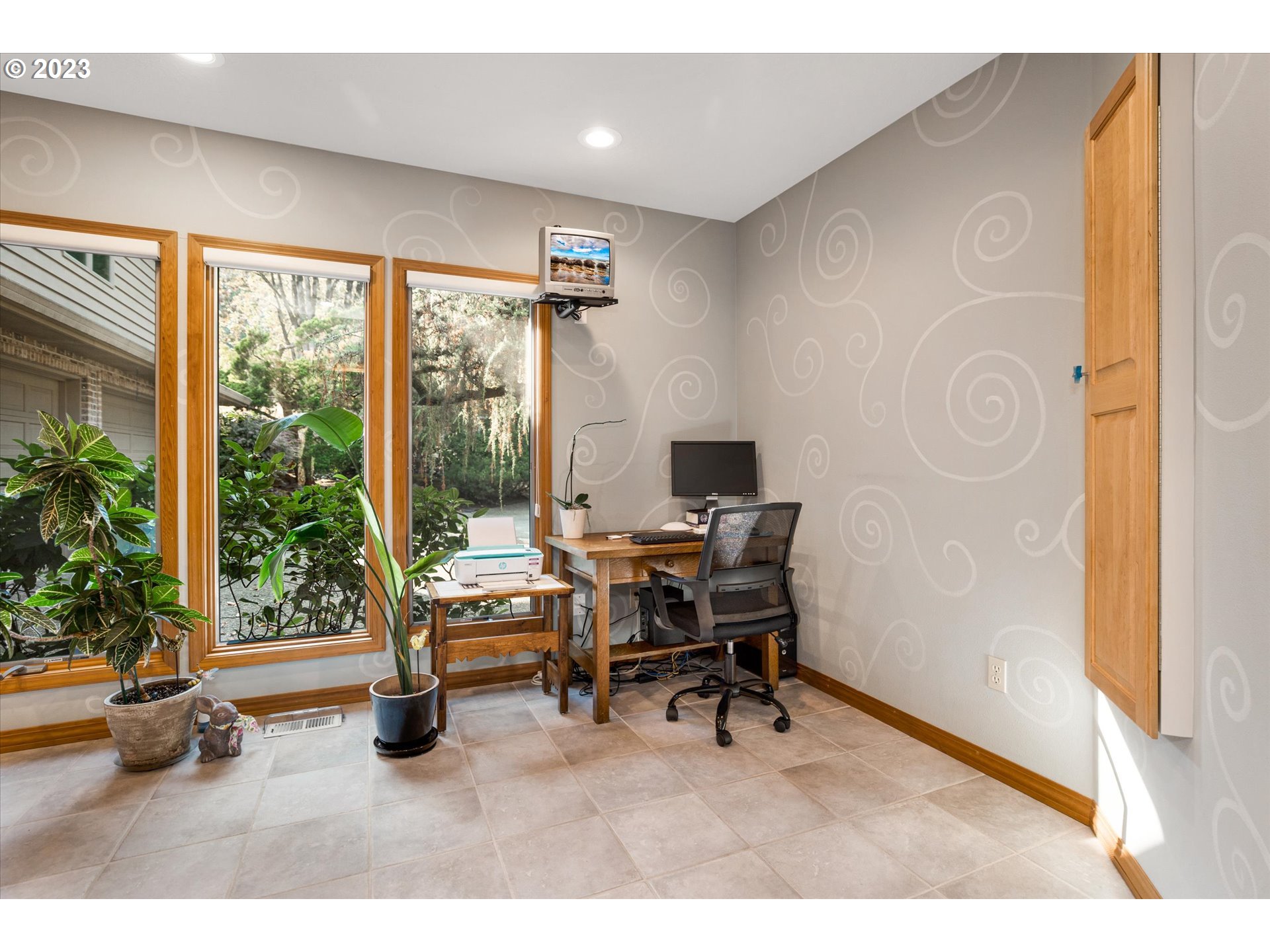 21100 South Summit Ridge Lane Oregon City, OR 97045 - Photo 17 of 32 a view of a livingroom with workspace and a window