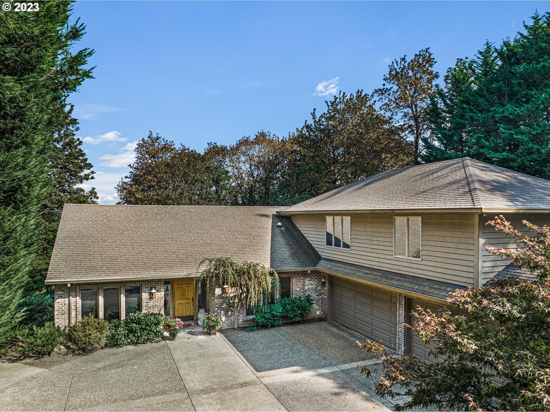21100 South Summit Ridge Lane Oregon City, OR 97045 - Photo 2 of 32 a front view of a house with a garden