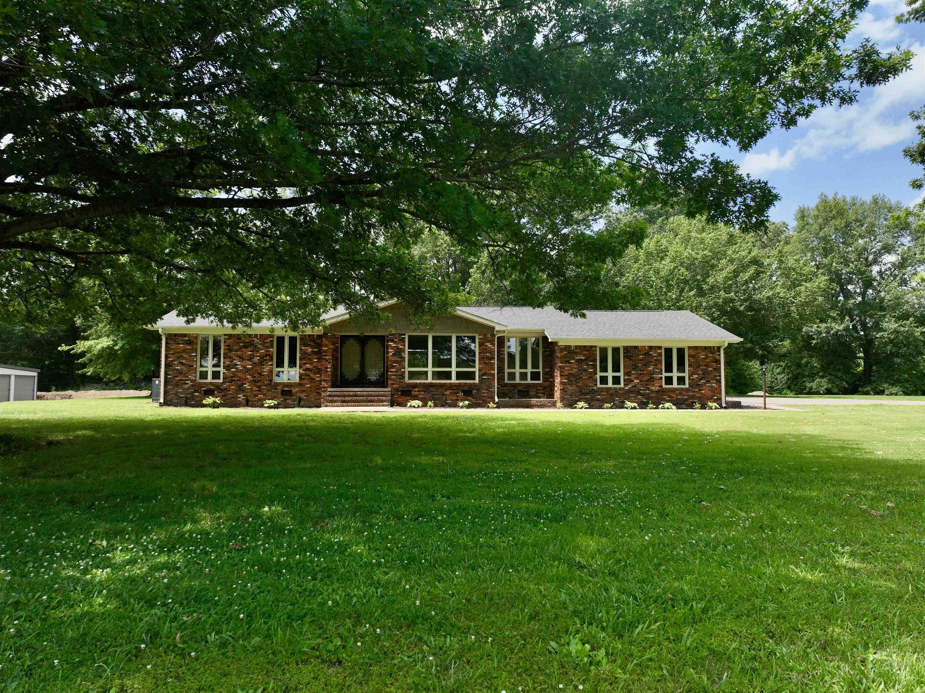 808 West Main Street Adamsville, TN 38310 - Photo 2 of 37 Ranch-style house featuring a front lawn