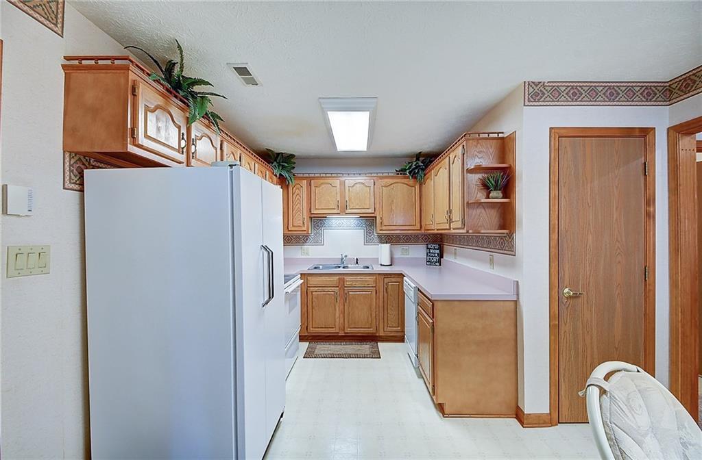 5675 Misty Ridge Drive Indianapolis, IN 46237 - Photo 8 of 26 Gallery Image 8