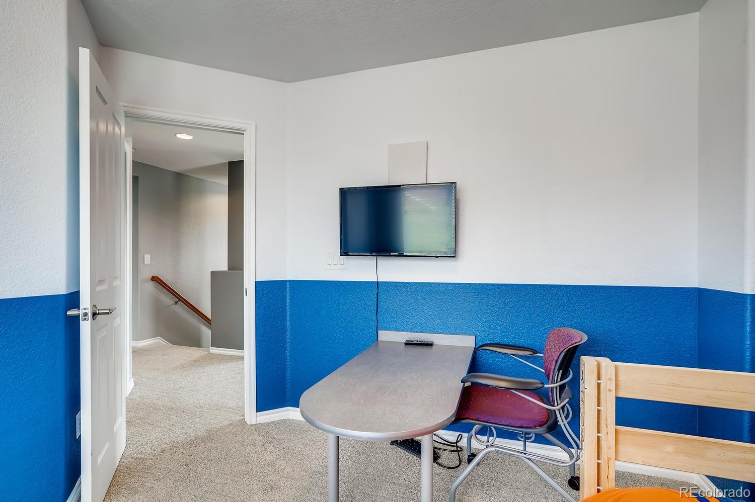 10750 Riverbrook Circle Highlands Ranch, CO 80126 - Photo 20 of 28 a workspace with furniture and mirror