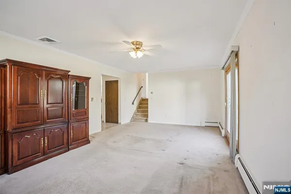 a view of empty room with a ceiling fan