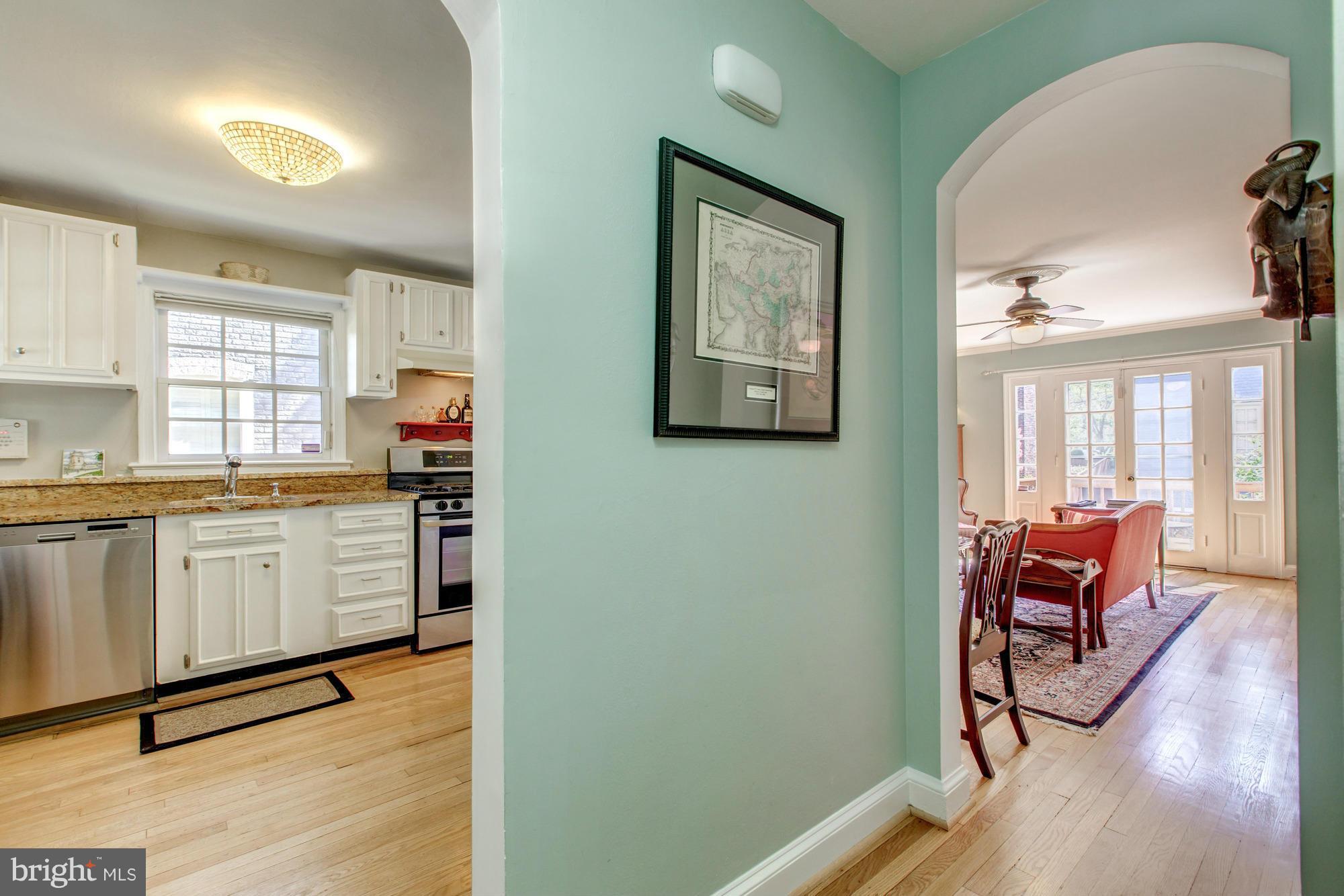 1216 Portner Road Alexandria, VA 22314 - Photo 4 of 27 Foyer/Main Level