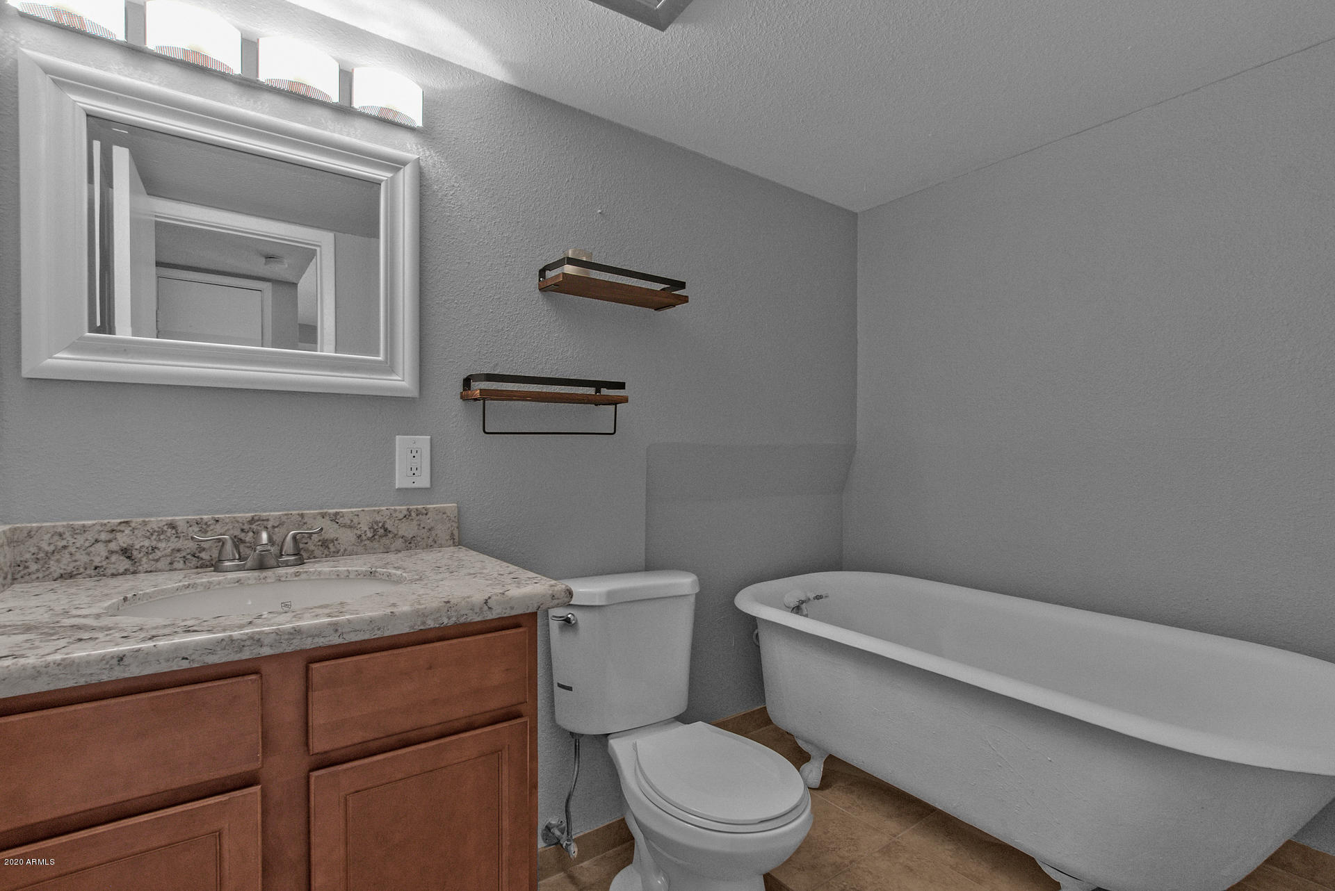 3826 West Wethersfield Road Phoenix, AZ 85029 - Photo 10 of 25 Bathroom
