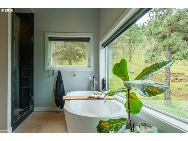 $2,050,000 | 400 Maya Way, Mosier, OR 97040