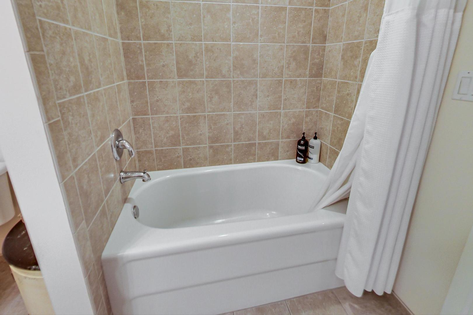 225 South Sangamon Street, Unit 809 Chicago, IL 60607 - Photo 15 of 34 a bathroom with a bathtub