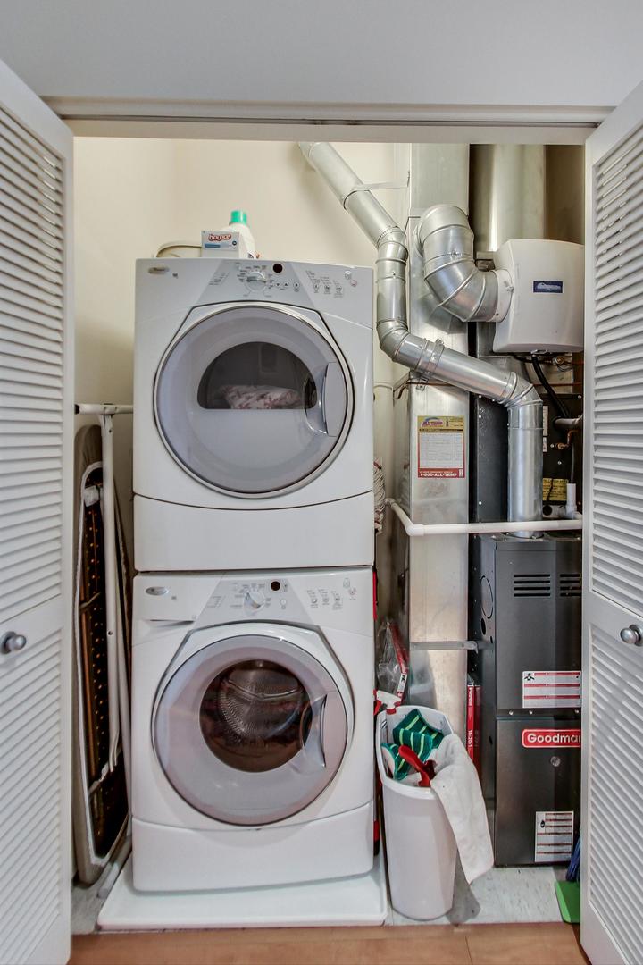 225 South Sangamon Street, Unit 809 Chicago, IL 60607 - Photo 17 of 34 a utility room with dryer and washer