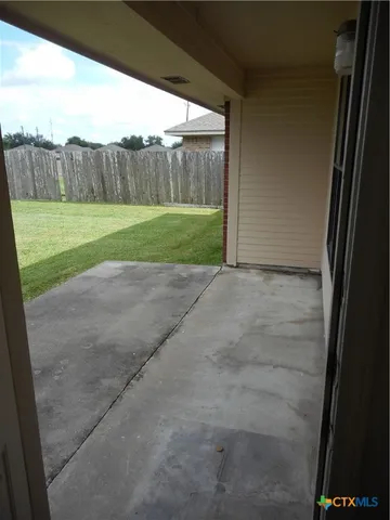 a view of a back yard