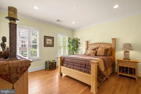 $2,400,000 | 7212 Farm Meadow Court, McLean, VA 22101